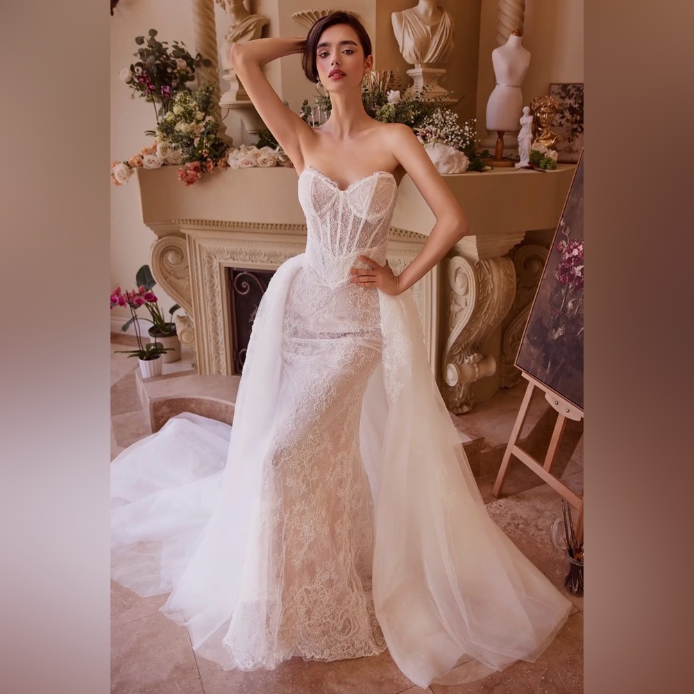 Elegant White Lace Strapless Wedding Dress